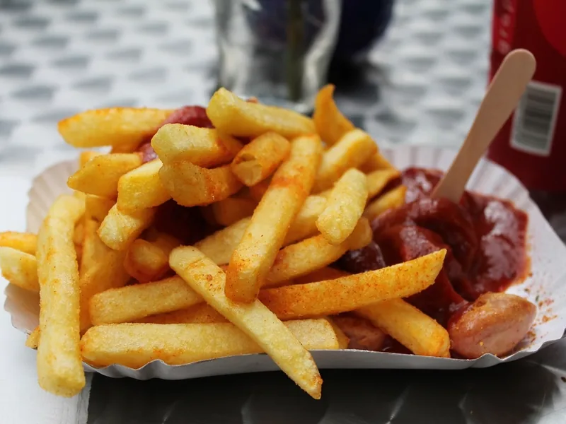 Currywurst vegan mit Pommes